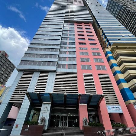 Pearl Of The Orient Tower, In Front Of Us Embassy Apartman Manila Kültér fotó