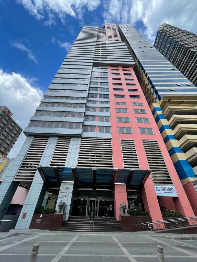 Pearl Of The Orient Tower, In Front Of Us Embassy Apartman Manila Kültér fotó